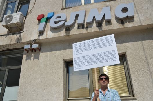 Синиша Лабровиќ со протестна табла побара од телевизиите во Скопје поддршка за културата 
