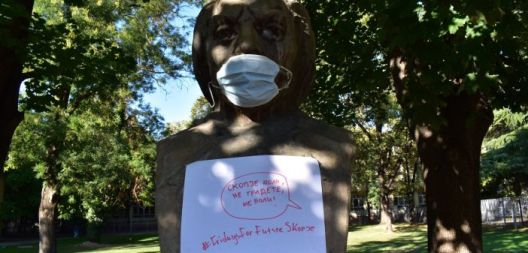 Акција на Fridays For Future: Спомениците со маски против загадувањето
