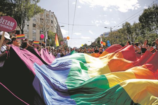 Црна Гора ги озакони истополовите бракови