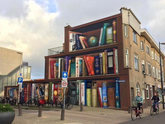 Зграда или полица за книги?