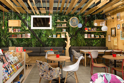 Колумбиската кафе-книжарница која се трансформира додека го истражувате ентериерот 