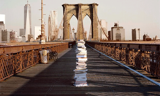Човекот кој остава купчиња книги низ Њујорк