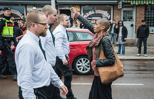 Жената која им се спротивстави на 300 неонацисти на протест во Шведска