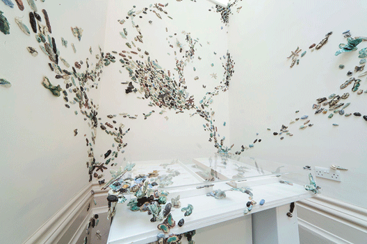 Керамички инсекти лазат низ галериските ѕидови