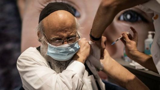 Во Израел почна вакцинирањето со трета доза против Ковид-19