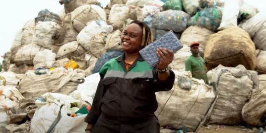 Инженерка од Кенија призведува тули од пластичен отпад
