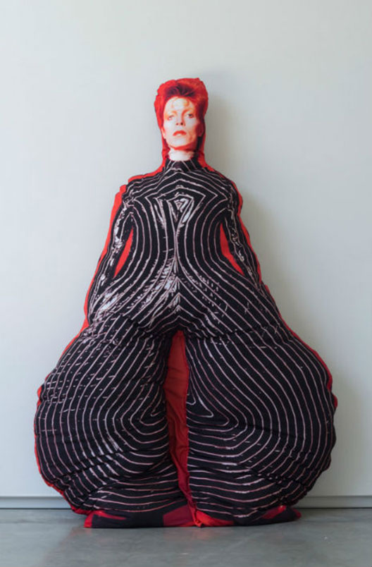 Кукла-перница со ликот на Дејвид Боуви