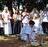 70 жени се „омажиле“ за дрвја за да ги спасат од сеча