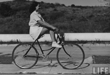 Rita Hayworth на велосипед 1940год.