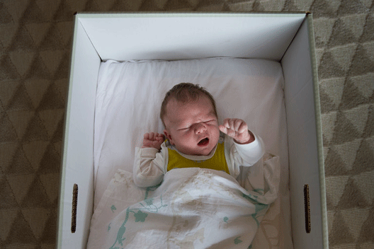 Зошто бебињата во Финска спијат во кутии?