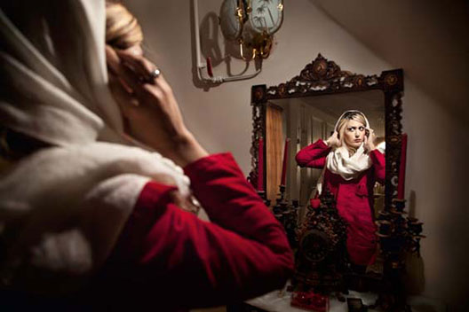 Фотографката Саманех Косрави ја документира модерната и комплексна иранска модна сцена
