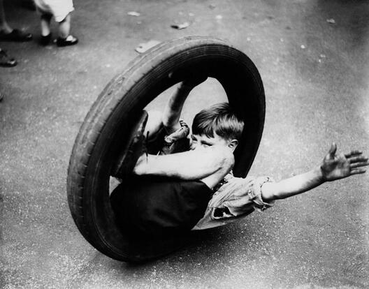 Дете во гума од мотор, 1933