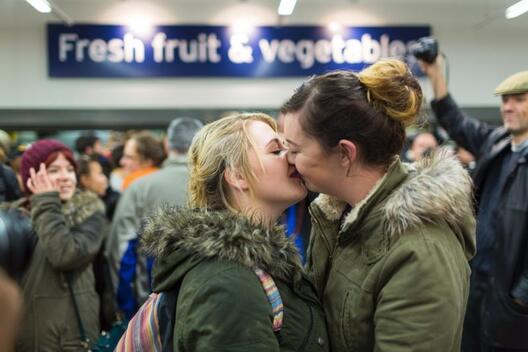 Бакнежот како протест: бакнување за ЛГБТ права