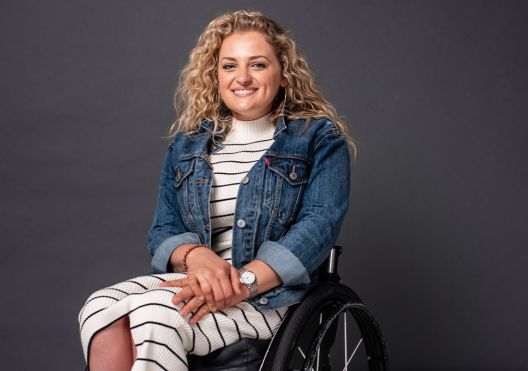 Алисон Строкер, првата корисничка на инвалидска количка на бродвејската сцена