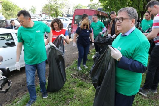 Амбасадорите на САД и Франција го чистеа Скопје