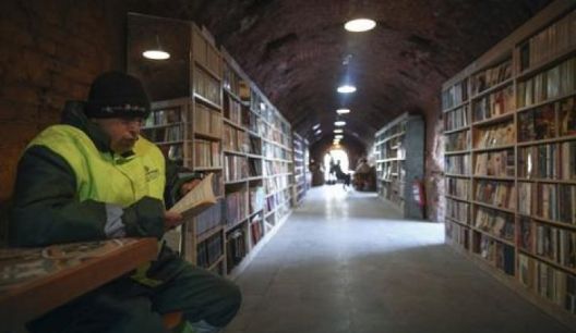 Ѓубреџиите во Анкара направиле библиотека од фрлените книги