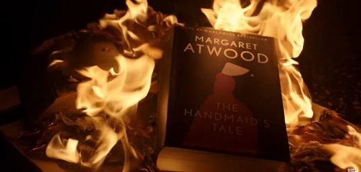  Маргарет Атвуд со огноотпорно издание на „Приказната на робинката“ како одговор на забраните на книги