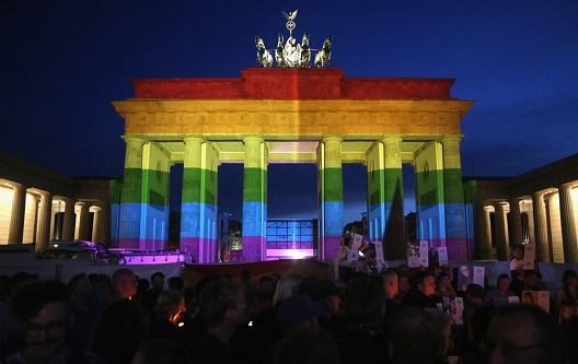 Германија им овозможи на истополовите парови да стапуваат во брак и да посвојуваат деца