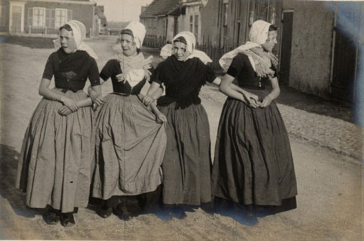 Улични холандски модни фотографии од 1906
