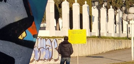 Уметничка акција за недостатокот на јавни тоалети во Скопје