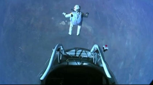 Феликс Баумгартнер успешно скокна од работ на вселената!