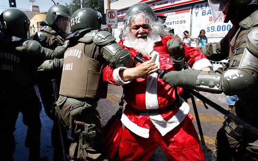 Дедо Мразовци протестираат зашто Златната рипка веќе ги исполнила сите желби