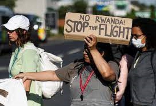 Зошто британската влада сака да испраќа азиланти во Руанда?