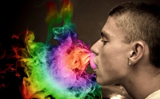 Корисници на Reddit измислија нова „сексуалност“: луѓе кои привремено стануваат геј пушејќи марихауна
