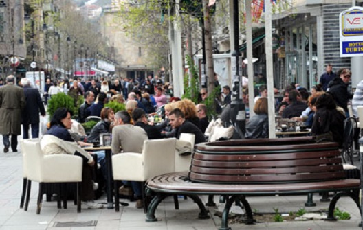 Скопјани стравуваат дека бегалците ќе им ги земат сите места во кафулињата
