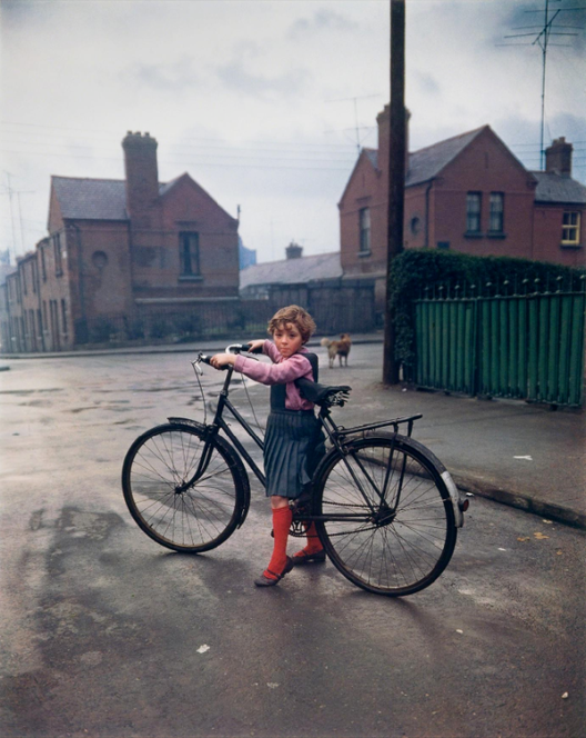Девојче со велосипед