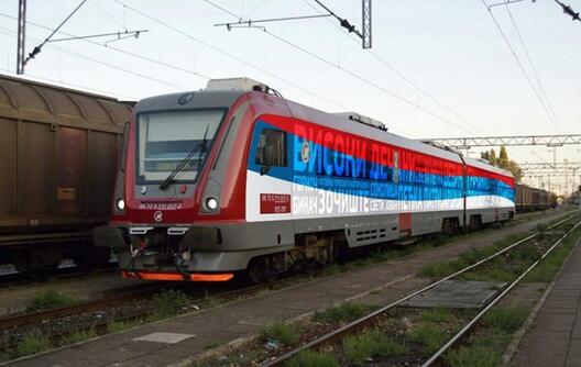 Српскиот воз по враќањето од косовската граница во Белград ќе биде ишаран со натпис „јебига“ на 21 јазик