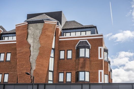 Уметникот Чинек интервенираше на фасада во Лондон – изгледа како да е поделена на два дела