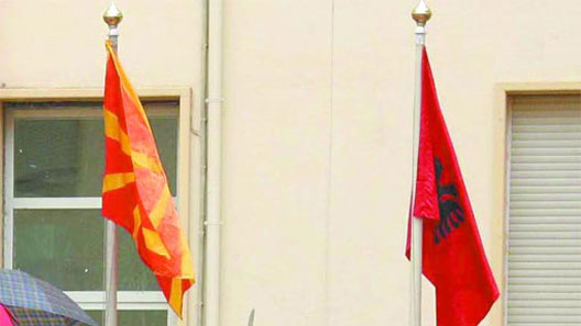 Украдени 10.000 македонски и албански знамиња